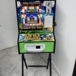 Máquina Mario Acrílica – Versión Original Medio Mueble